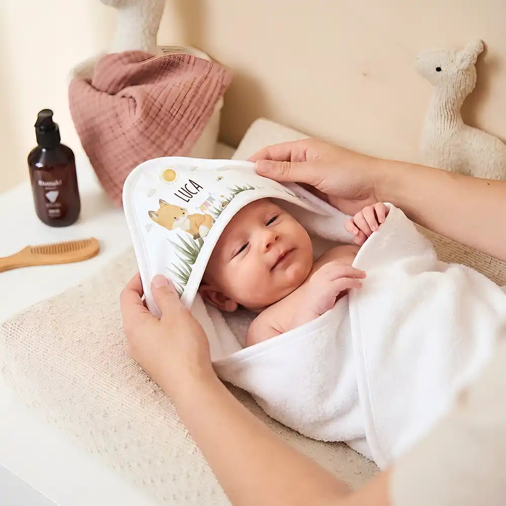 Personalisiertes Kapuzenhandtuch Baby Fuchs Wiese – Newborn-Geschenk auf dem Wickeltisch