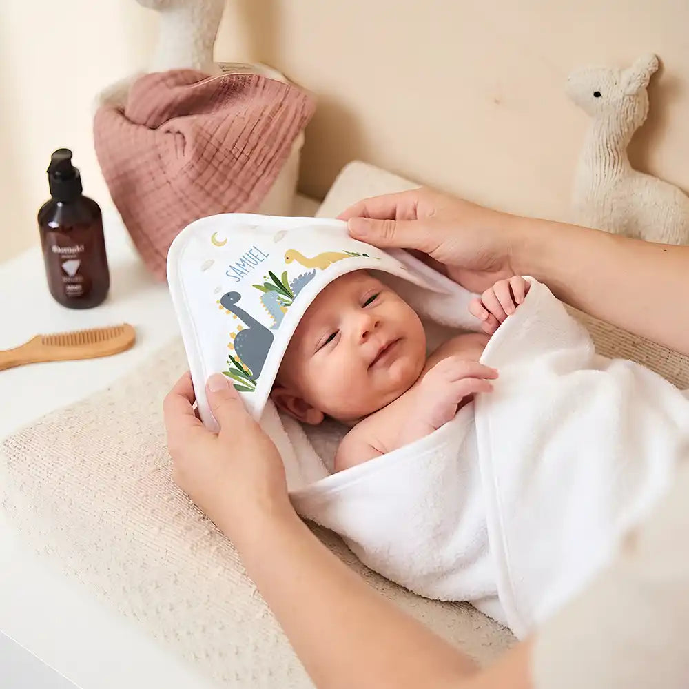 Personalisiertes Kapuzenhandtuch Baby Dinosaurier Mond – Newborn-Geschenk auf dem Wickeltisch