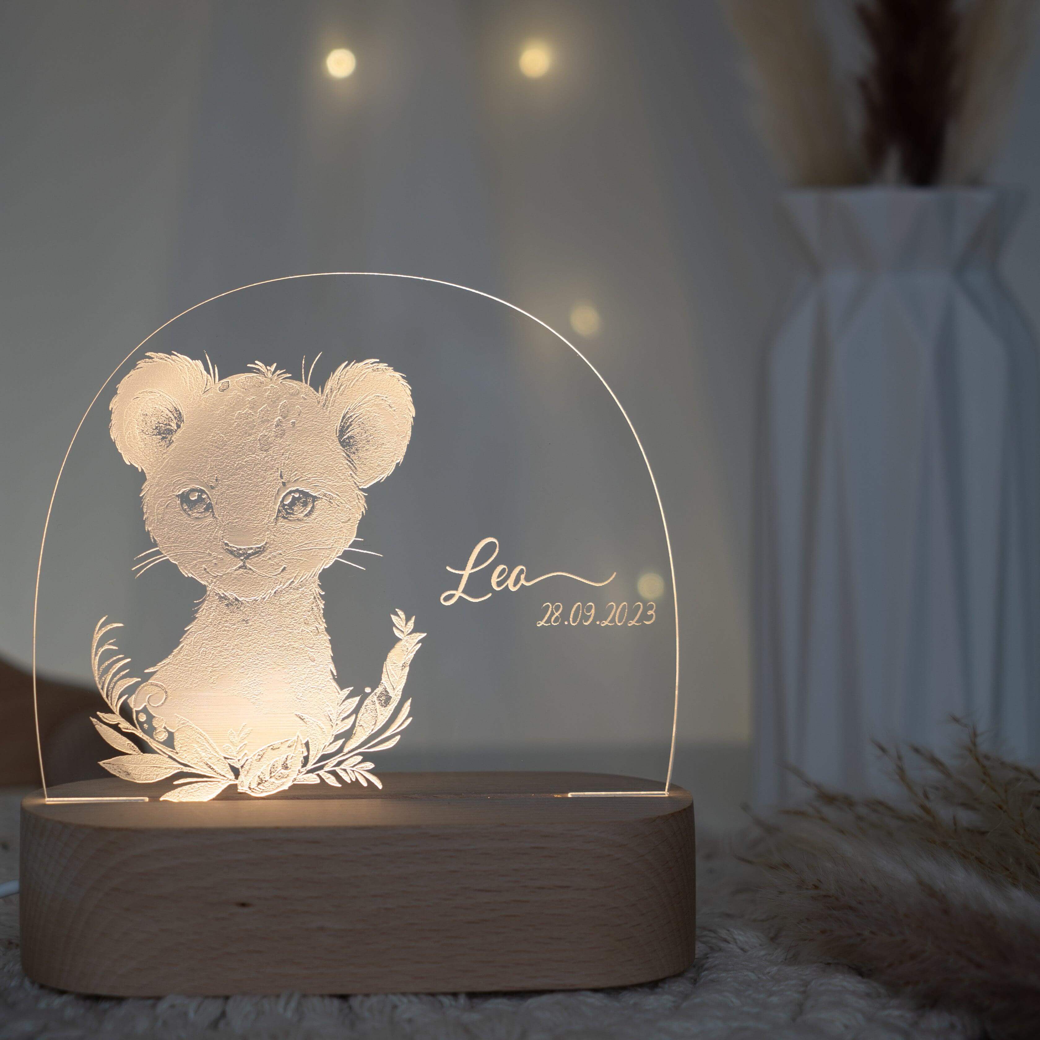 nahaufnahme der nachtlampe mit baby-löwe und namen
