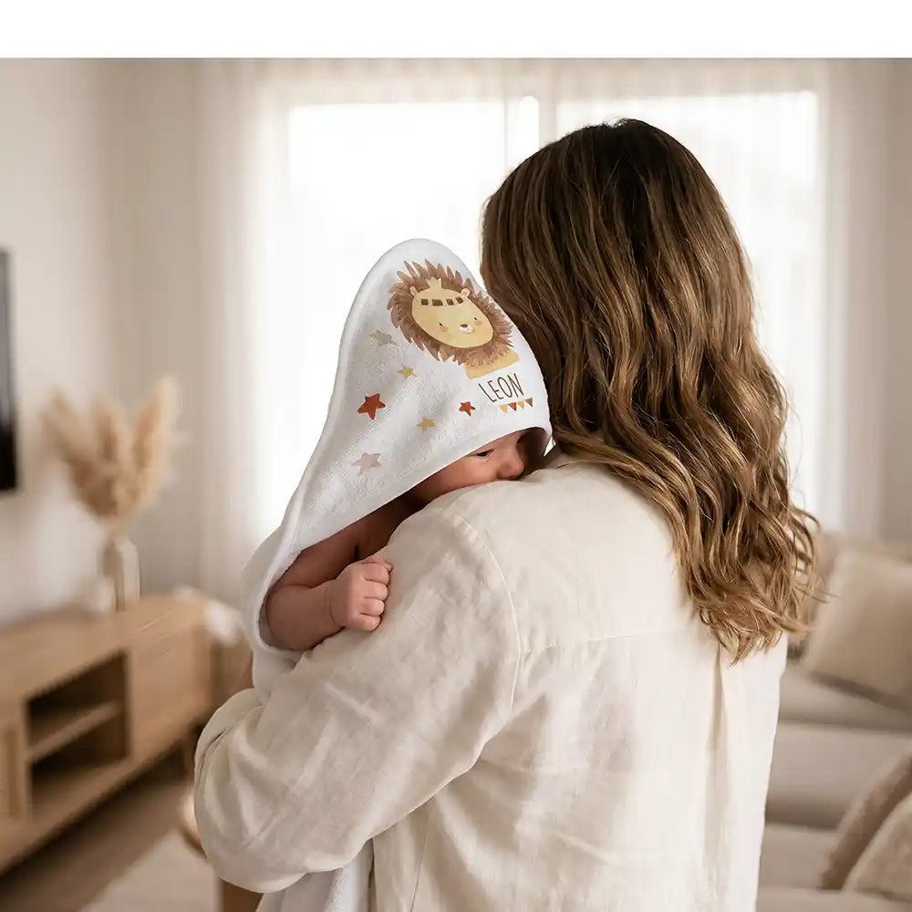 Personalisiertes Kapuzenhandtuch Baby Löwe Krone – Kuscheln nach dem Bad mit Mama