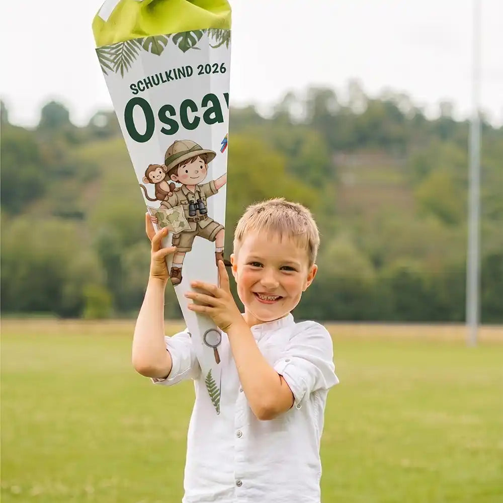 Schultüte personalisiert mit Name Dschungel-Forscher – Junge-Lifestyle auf der Wiese (Portrait)