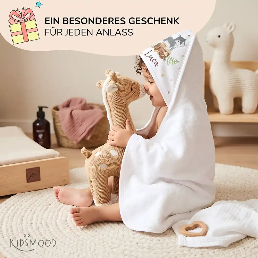 Personalisiertes Kapuzenhandtuch Baby Wolf Wald – Babygeschenk-Szene mit Strickspielzeug