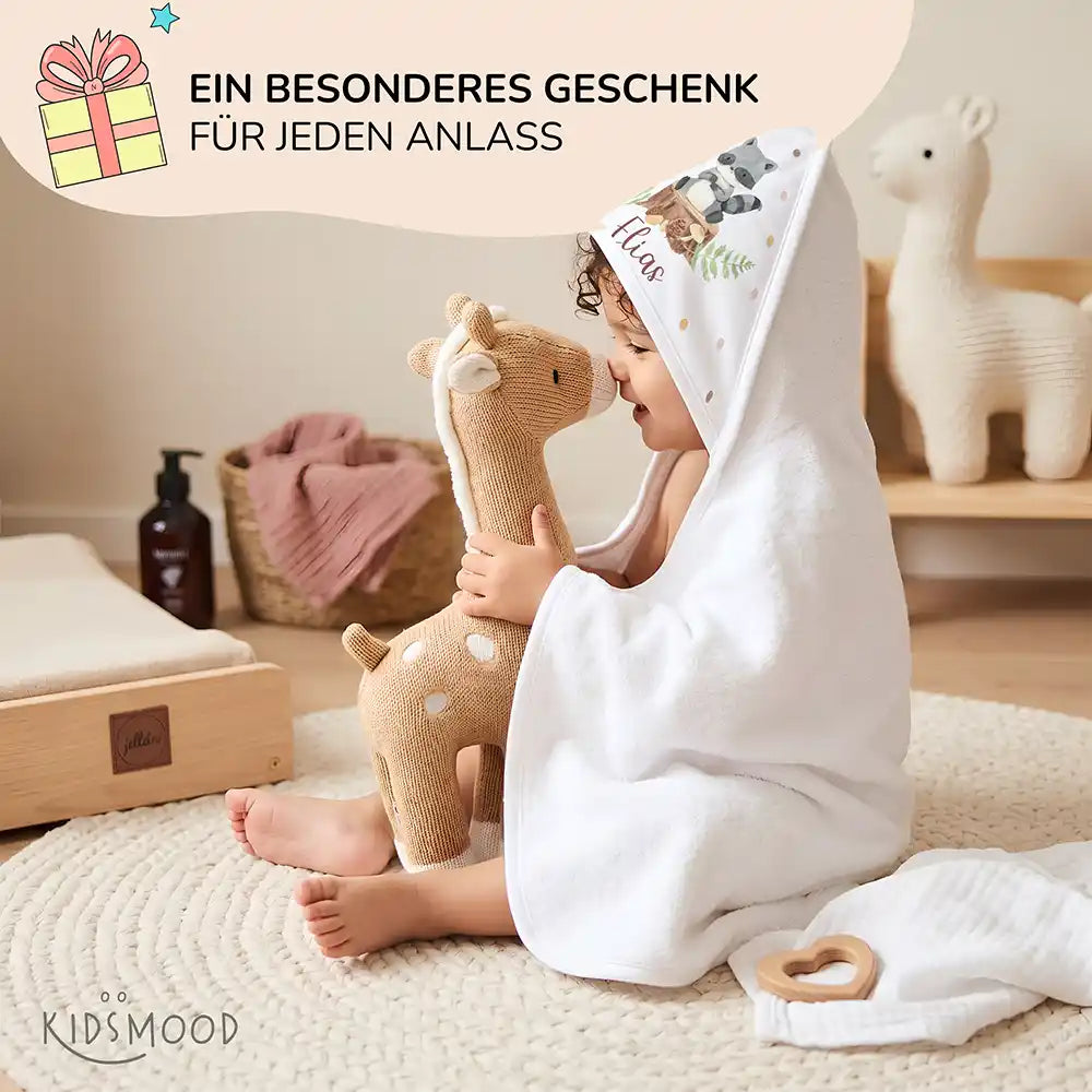 Personalisiertes Kapuzenhandtuch Baby Waschbär Wald – Babygeschenk-Szene mit Strickspielzeug