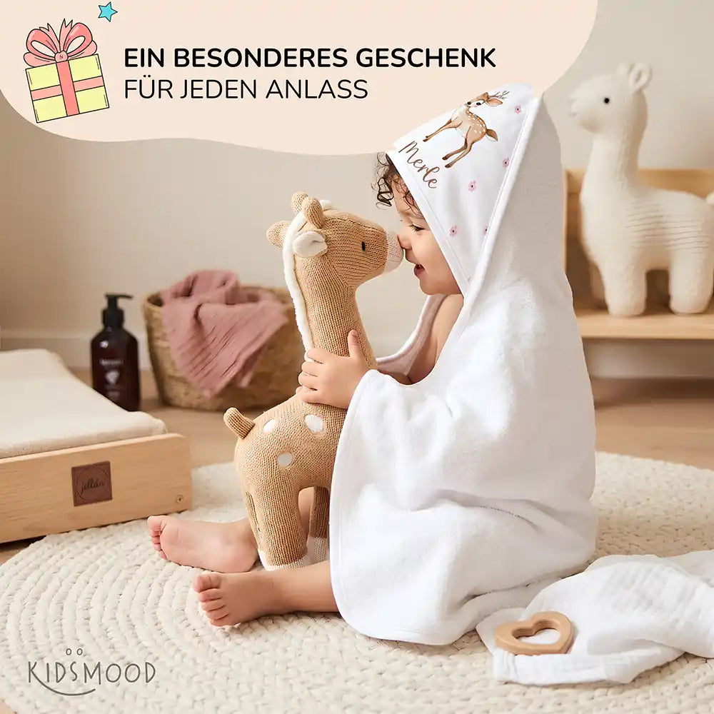 Personalisiertes Kapuzenhandtuch Baby Reh Blüten – Babygeschenk-Szene mit Strickspielzeug