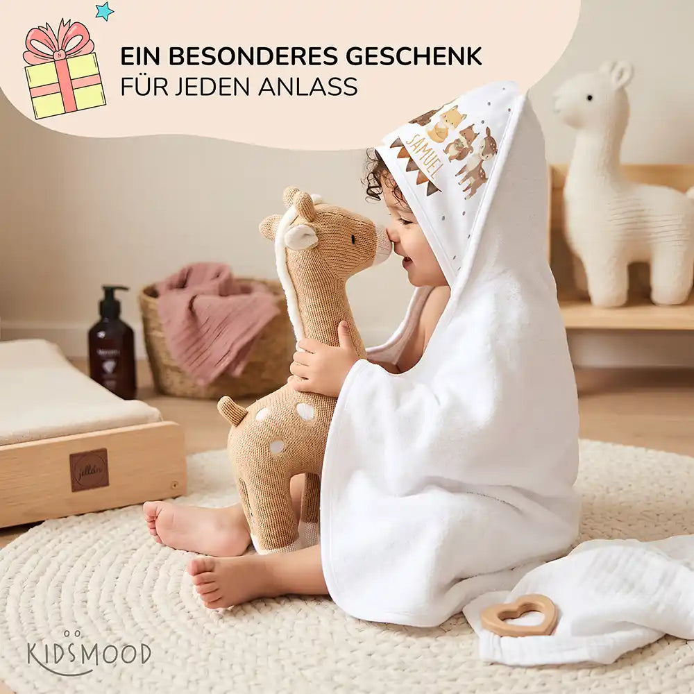 Personalisiertes Kapuzenhandtuch Baby Waldtiere Wimpel – Babygeschenk-Szene mit Strickspielzeug