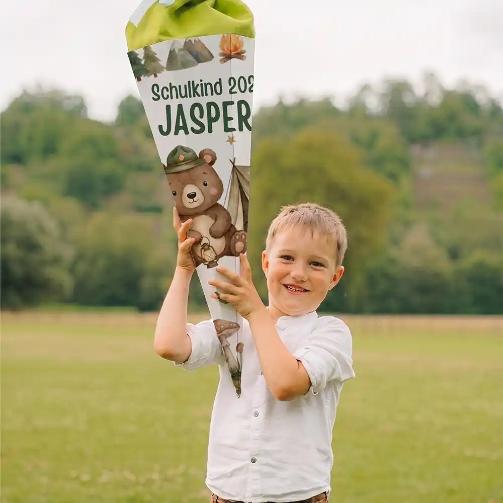 Schultüte personalisiert mit Name Camping-Bär – Junge-Lifestyle auf der Wiese