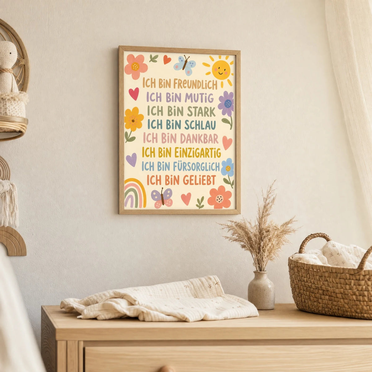 Wandbild Kinderzimmer: Affirmationsposter „Blumenwiese Ich bin freundlich“ im Holzrahmen über der Kommode