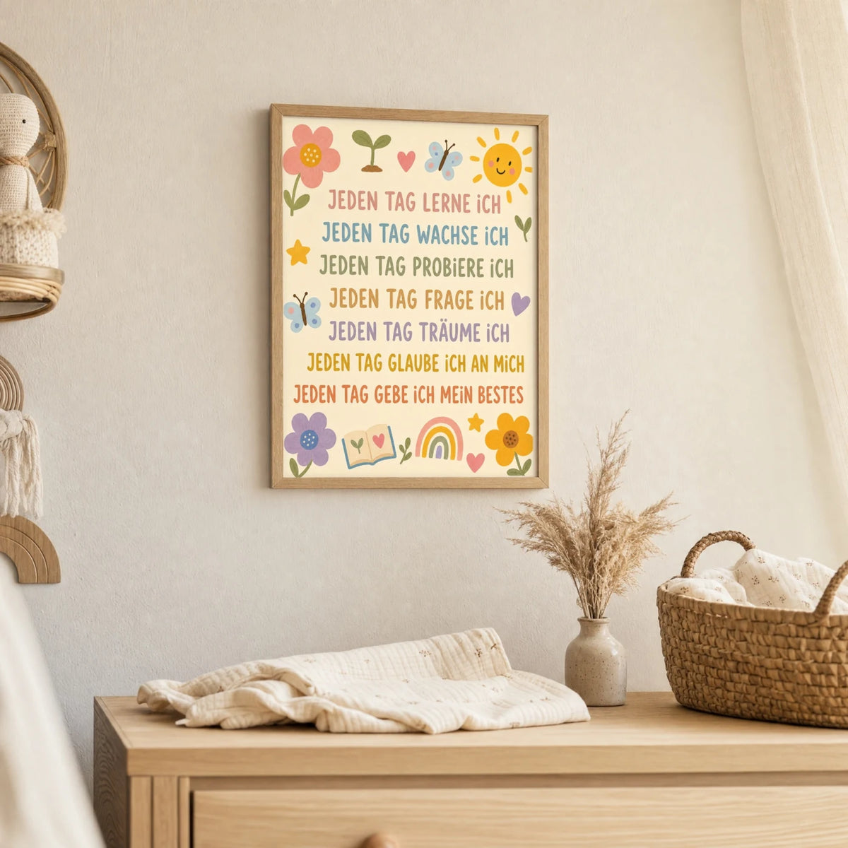 Wandbild Kinderzimmer: Affirmationsposter „Blumenwiese Jeden Tag“ im Holzrahmen über der Kommode