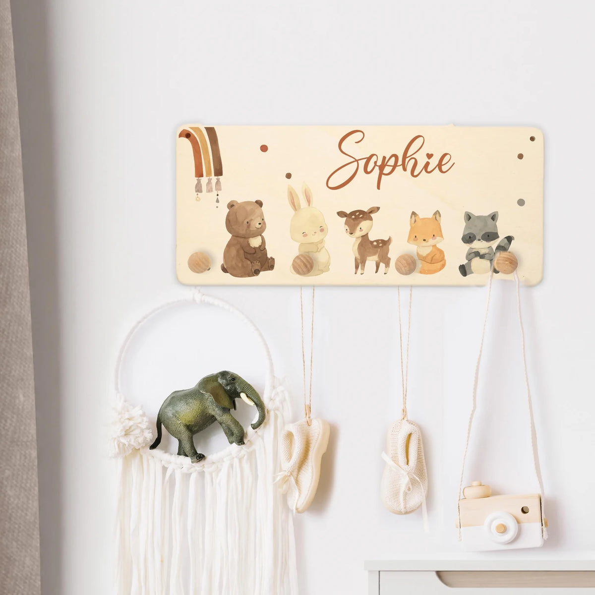Kindergarderobe Holz personalisiert - Boho Tierfamilie Regenbogen