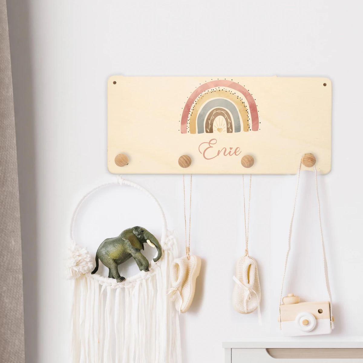 Kindergarderobe Holz personalisiert - Regenbogen