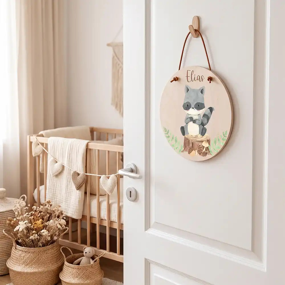 Türschild Kinderzimmer Waschbär im Wald, aufgehängt an der Kinderzimmertür
