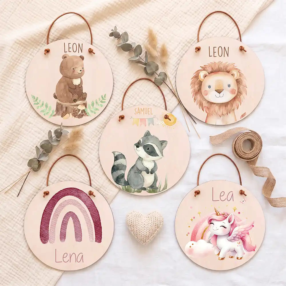 Türschild Kinderzimmer Waldtiere, im Flatlay neben weiteren Motiven