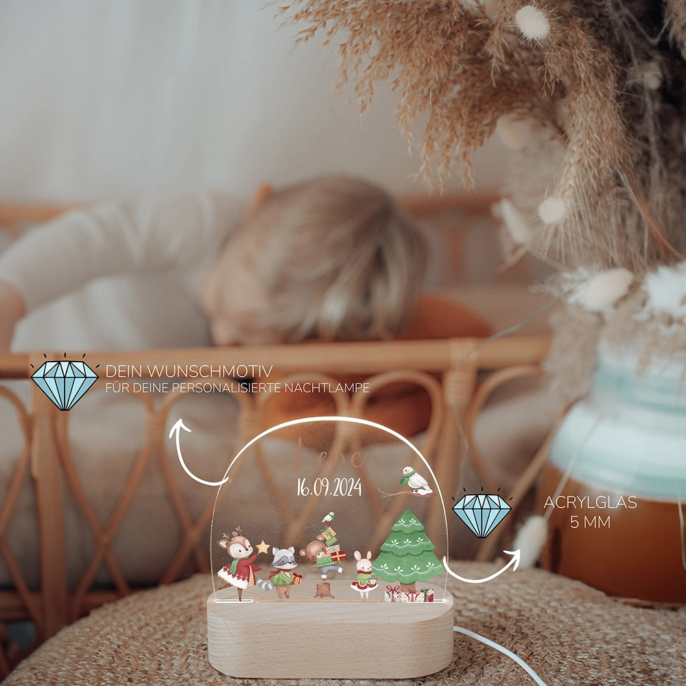 Kind schläft neben leuchtendem Nachtlicht Weihnachten mit Namen – Taufgeschenk personalisiert