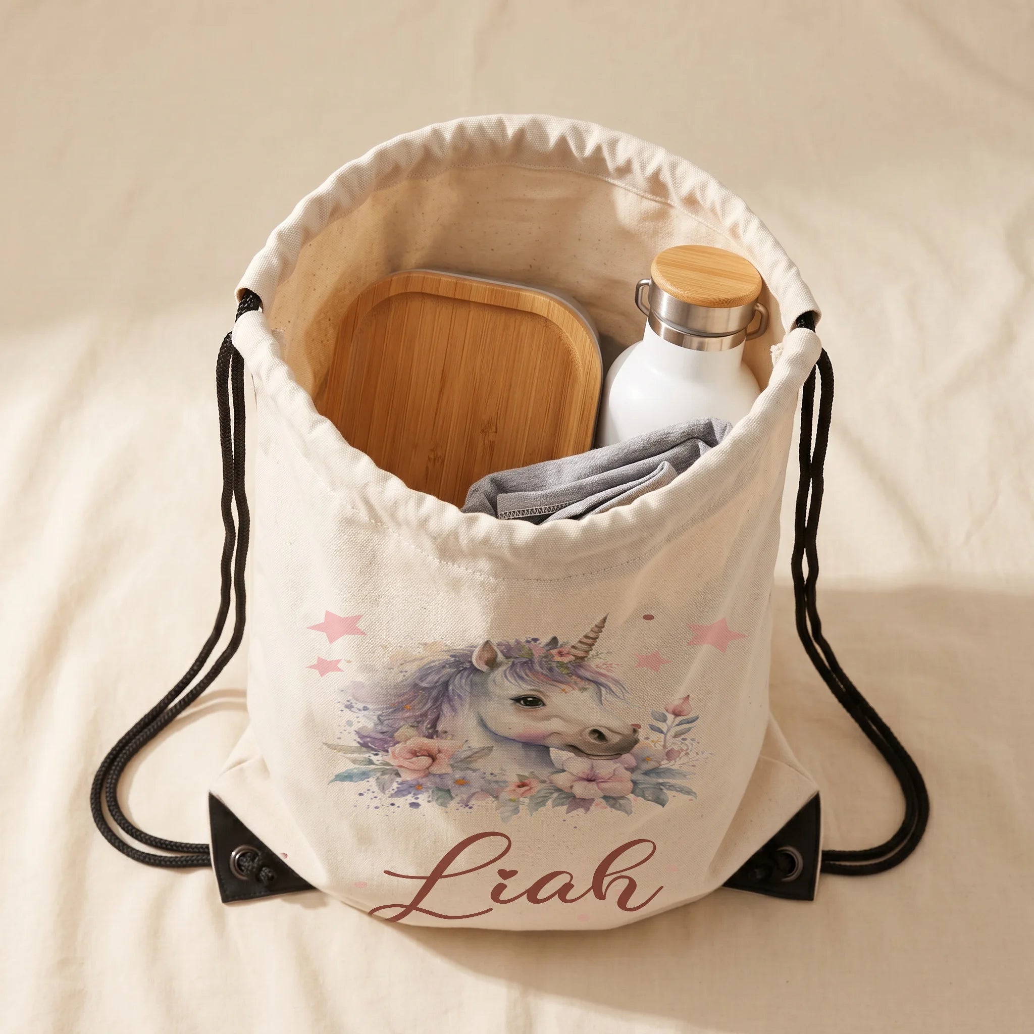 Personalisierter Turnbeutel Einhorn mit Blumen, Innenansicht mit Sportsachen und Trinkflasche