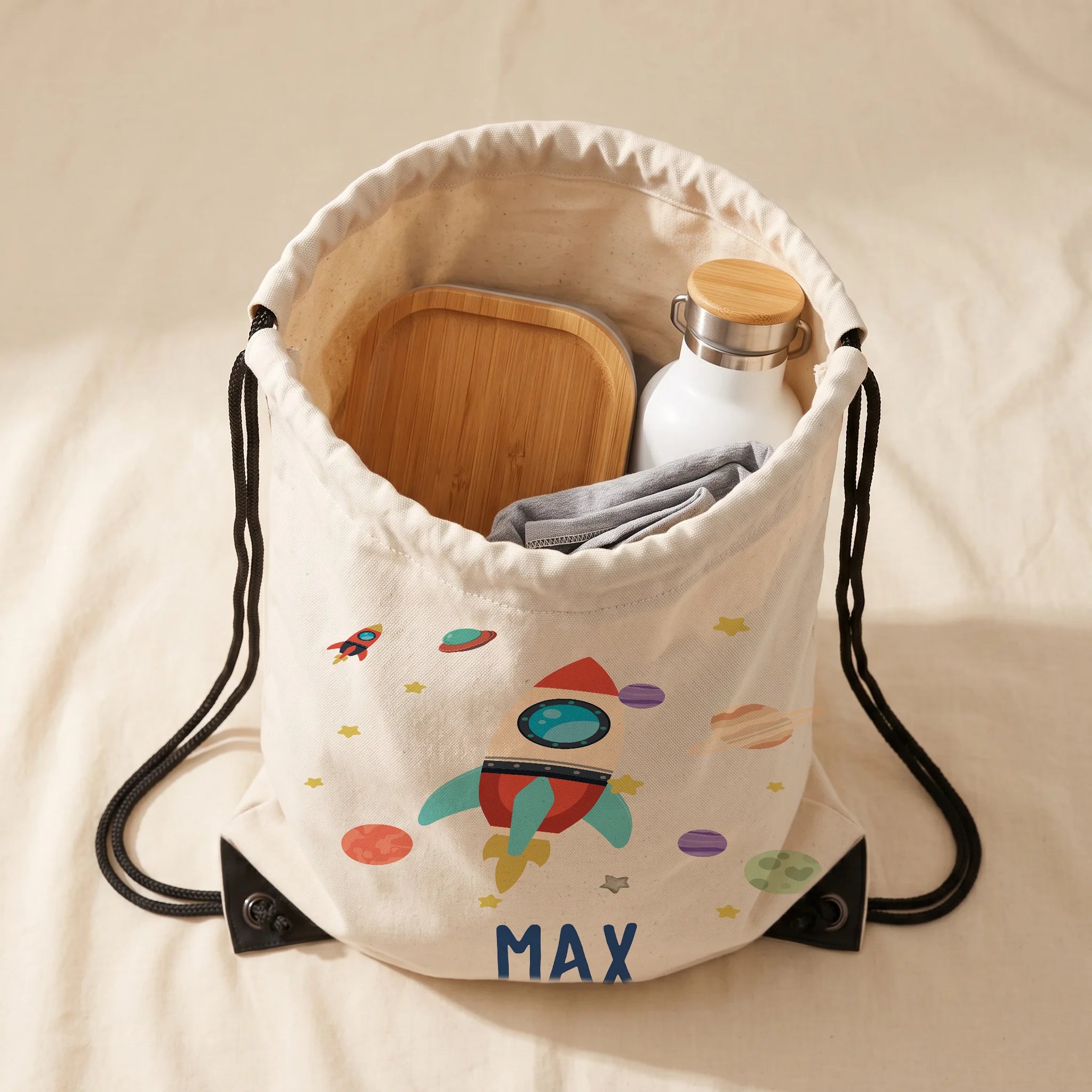 Personalisierter Turnbeutel Rakete, Innenansicht mit Sportsachen und Trinkflasche