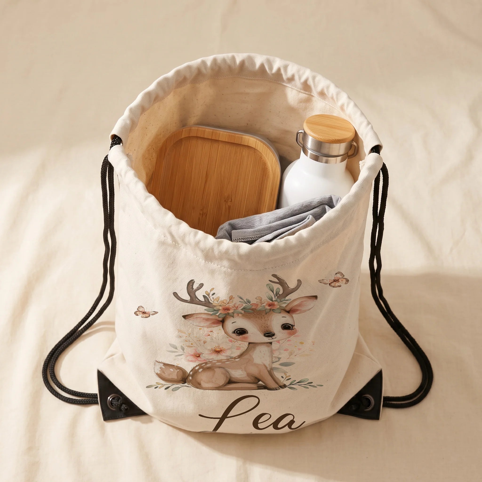 Personalisierter Turnbeutel Reh mit Blumenkranz, Innenansicht mit Sportsachen und Trinkflasche