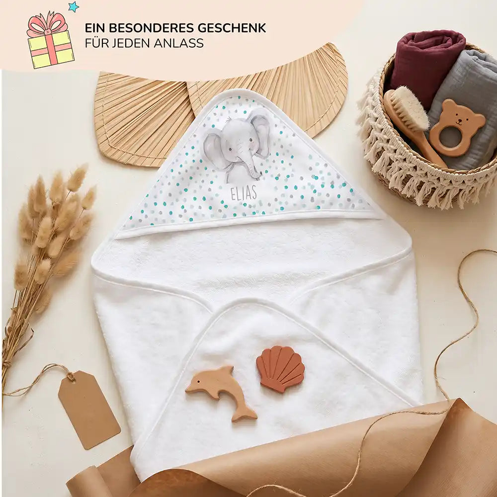 Personalisiertes Kapuzenhandtuch Baby Elefant Konfetti – Geschenk-Komposition Boho-Flatlay
