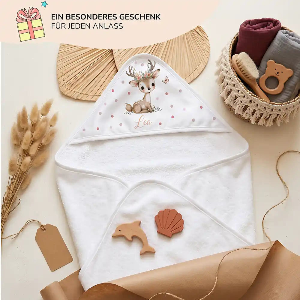 Personalisiertes Kapuzenhandtuch Baby Rehbock Blütenkranz – Geschenk-Komposition Boho-Flatlay