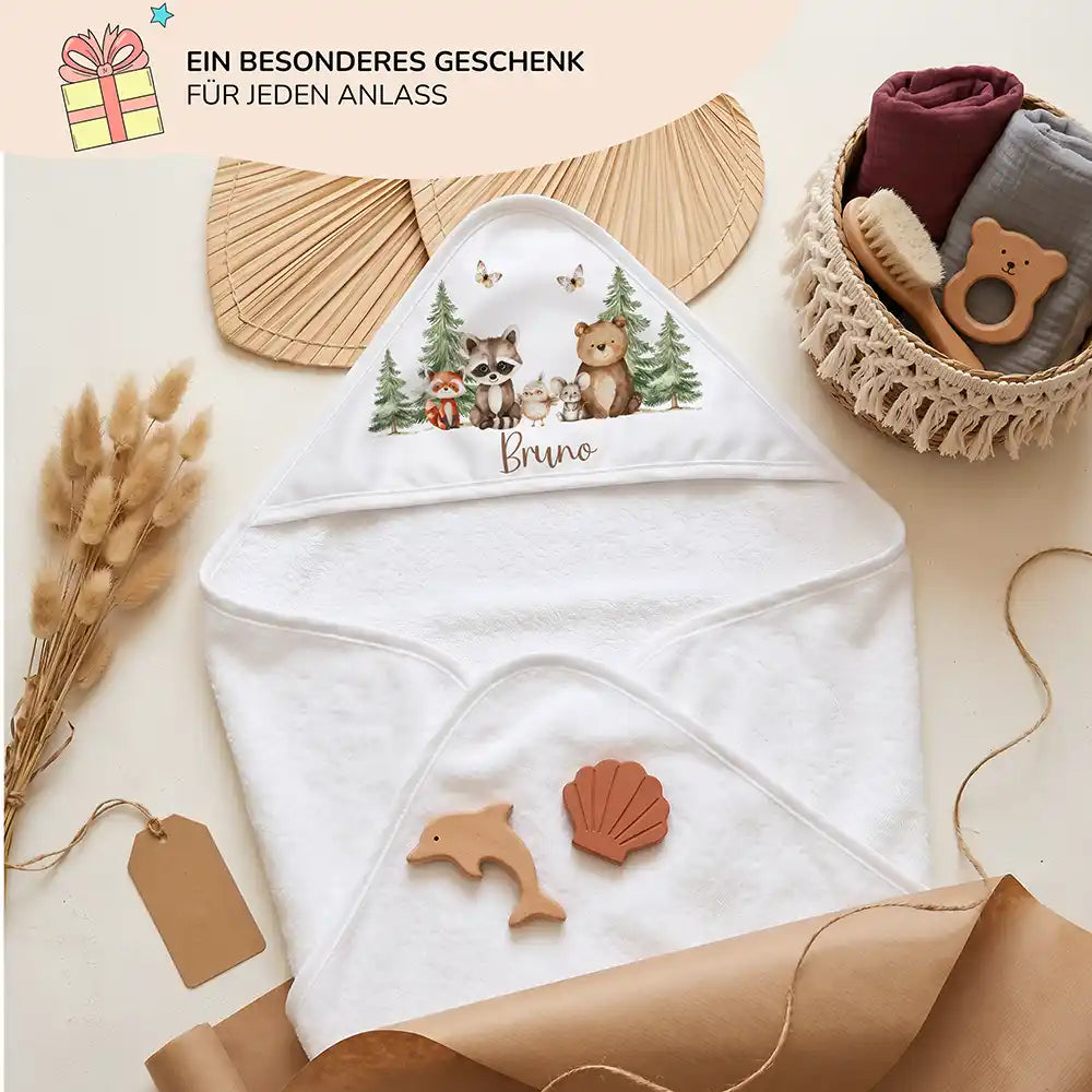 Personalisiertes Kapuzenhandtuch Baby Waldfreunde Bande – Geschenk-Komposition Boho-Flatlay