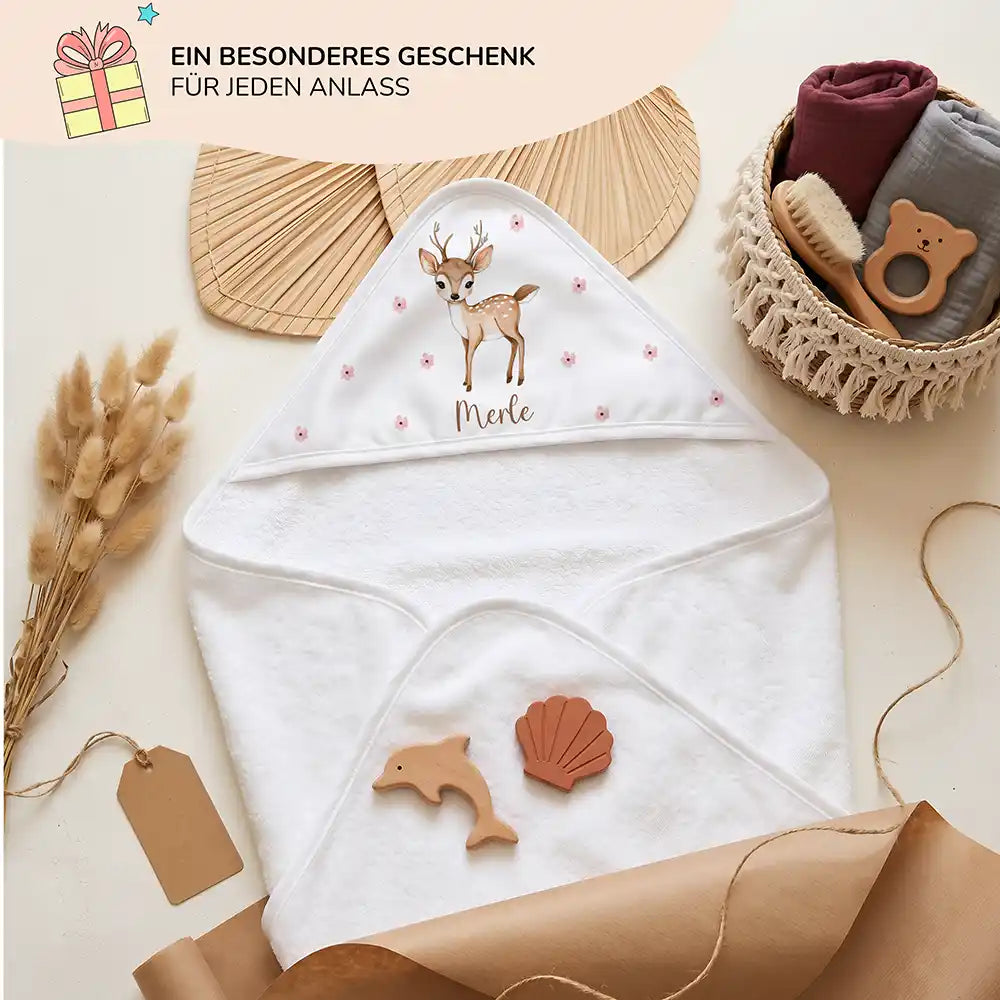 Personalisiertes Kapuzenhandtuch Baby Reh Blüten – Geschenk-Komposition Boho-Flatlay