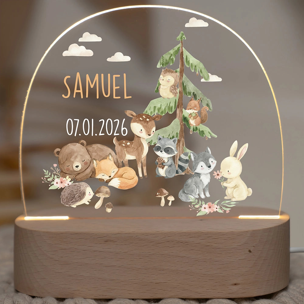 Nachtlicht mit Namen und Motiv Waldtiere – Wunschname und Datum auf Acrylglas, eingeschaltet