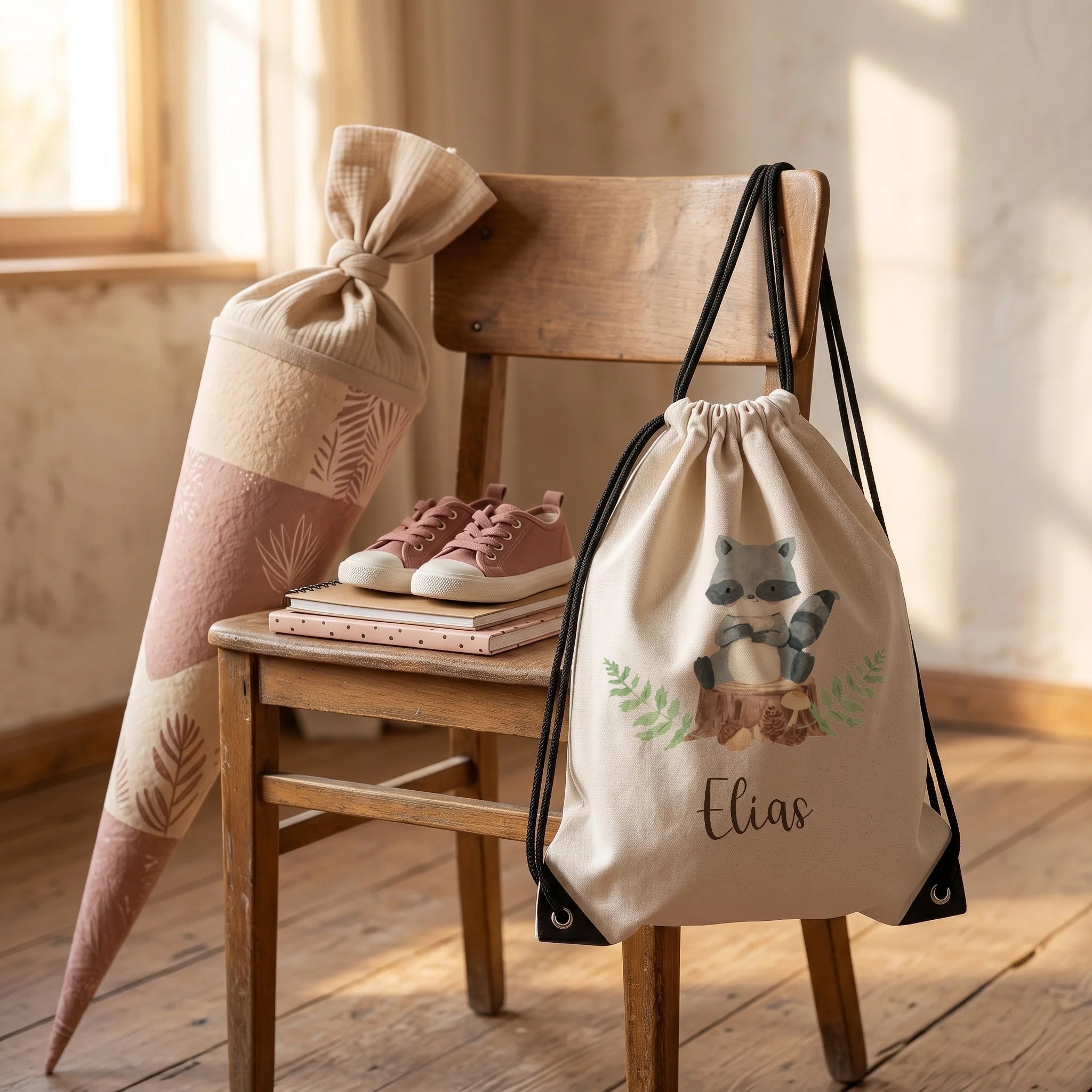 Personalisierter Turnbeutel Waschbär, Geschenkidee zur Einschulung neben der Schultüte