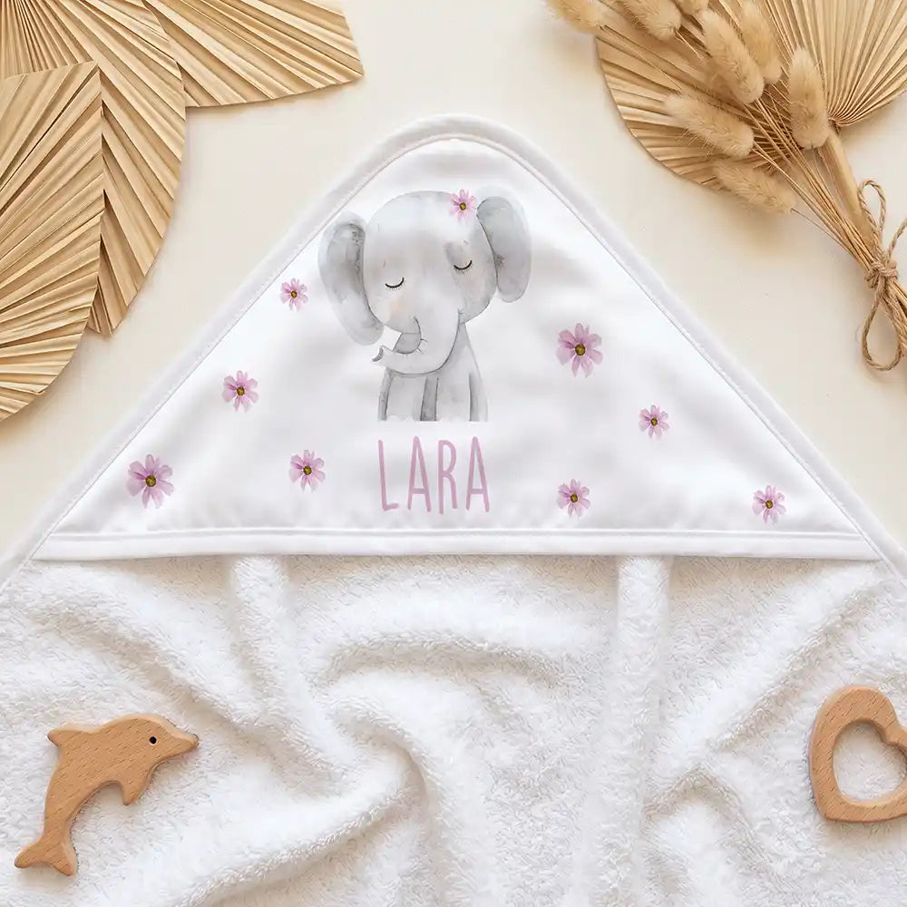 Personalisiertes Kapuzenhandtuch Baby Elefant Blüten – Kapuzen-Detail im Holzspielzeug-Setup