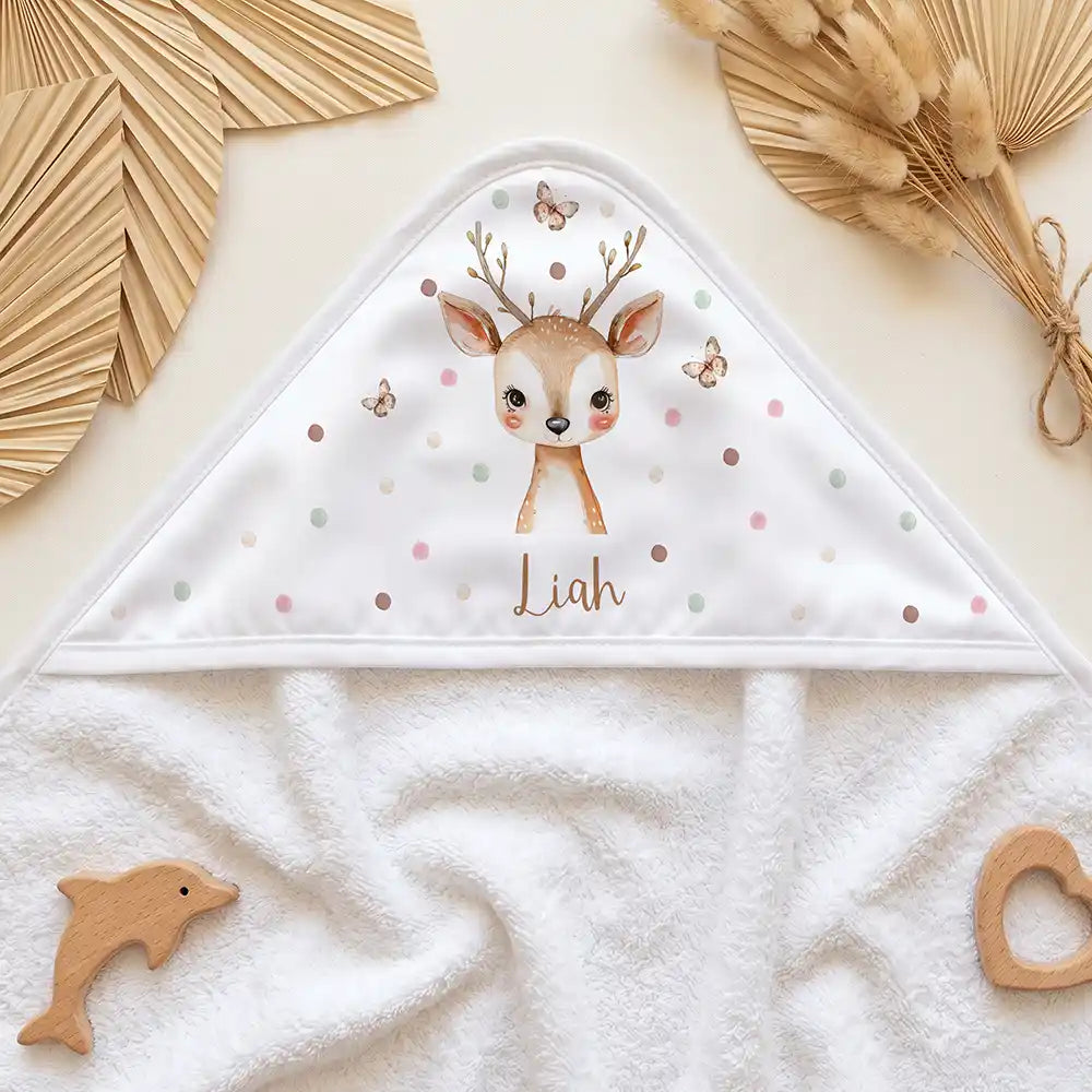 Personalisiertes Kapuzenhandtuch Baby Reh Schmetterlinge – Kapuzen-Detail im Holzspielzeug-Setup