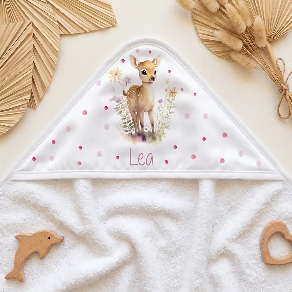 Personalisiertes Kapuzenhandtuch Baby Reh Wiese – Kapuzen-Detail im Holzspielzeug-Setup