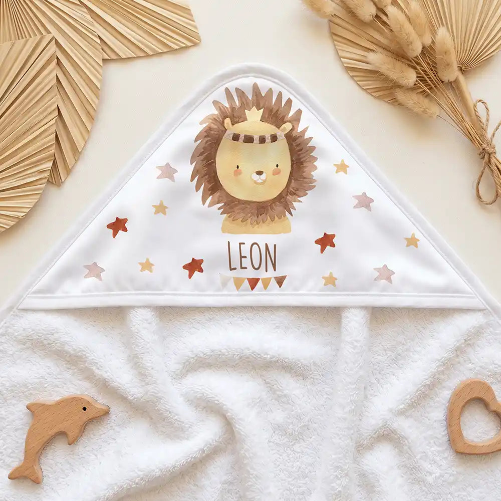 Personalisiertes Kapuzenhandtuch Baby Löwe Krone – Kapuzen-Detail im Holzspielzeug-Setup