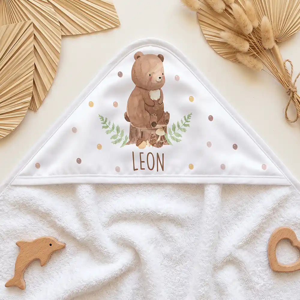 Personalisiertes Kapuzenhandtuch Baby Bär Farn – Kapuzen-Detail im Holzspielzeug-Setup