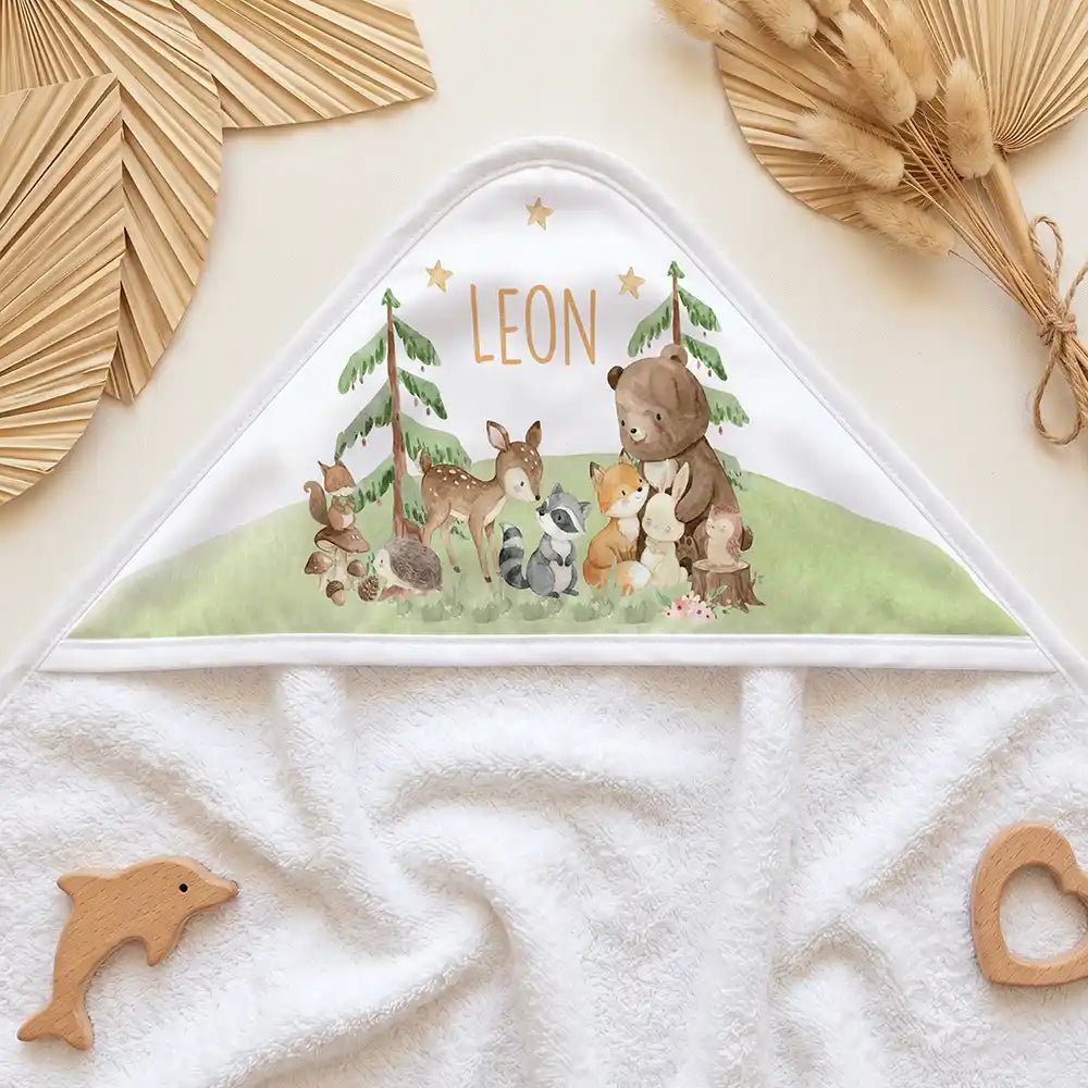 Personalisiertes Kapuzenhandtuch Baby Waldfest – Kapuzen-Detail im Holzspielzeug-Setup