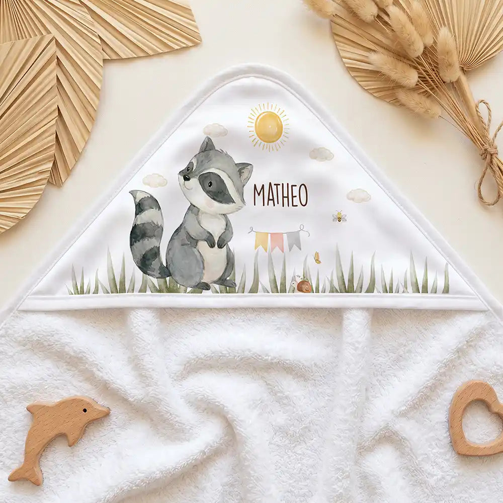 Personalisiertes Kapuzenhandtuch Baby Waschbär Wiese – Kapuzen-Detail im Holzspielzeug-Setup
