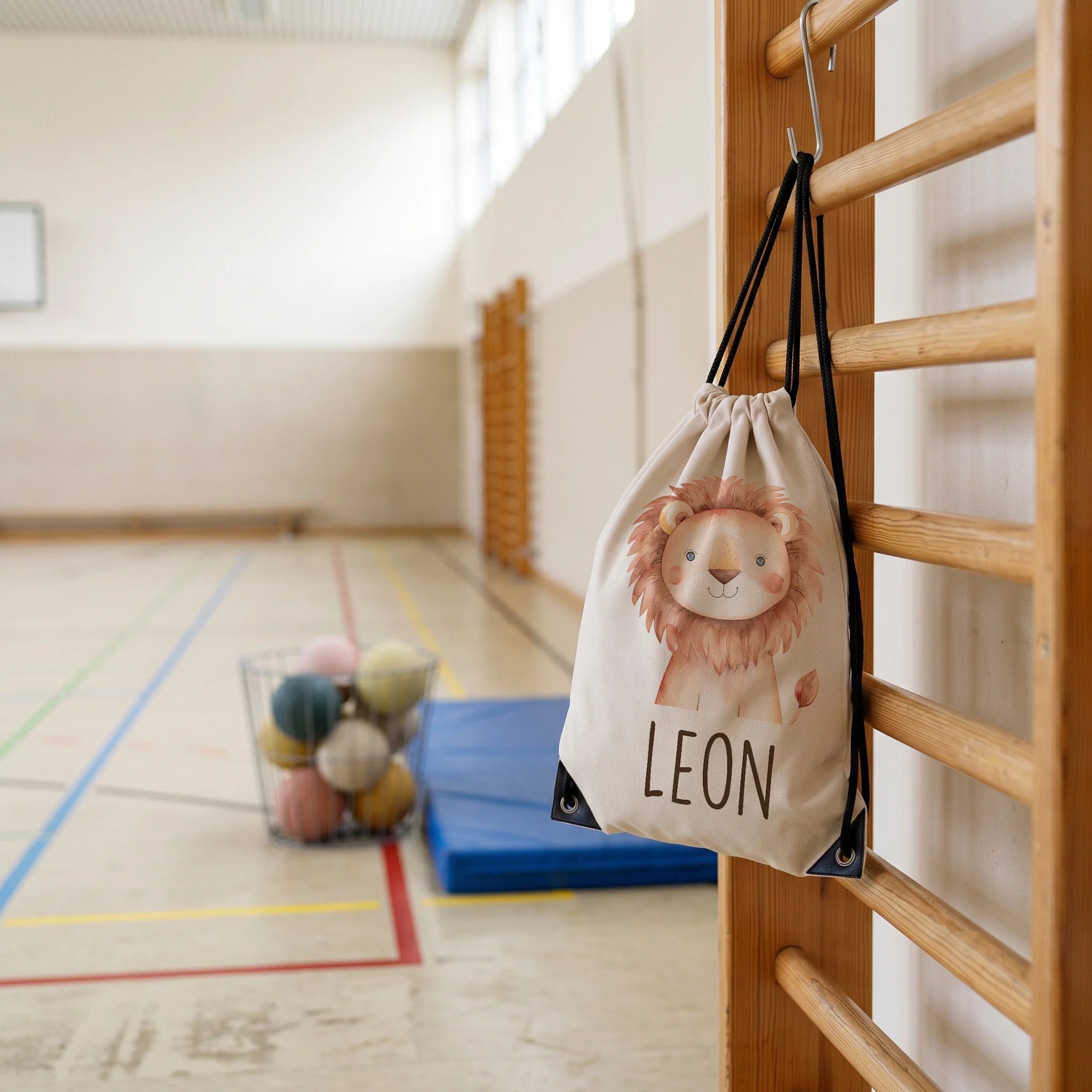 Personalisierter Turnbeutel Löwe, im Sportunterricht in der Turnhalle