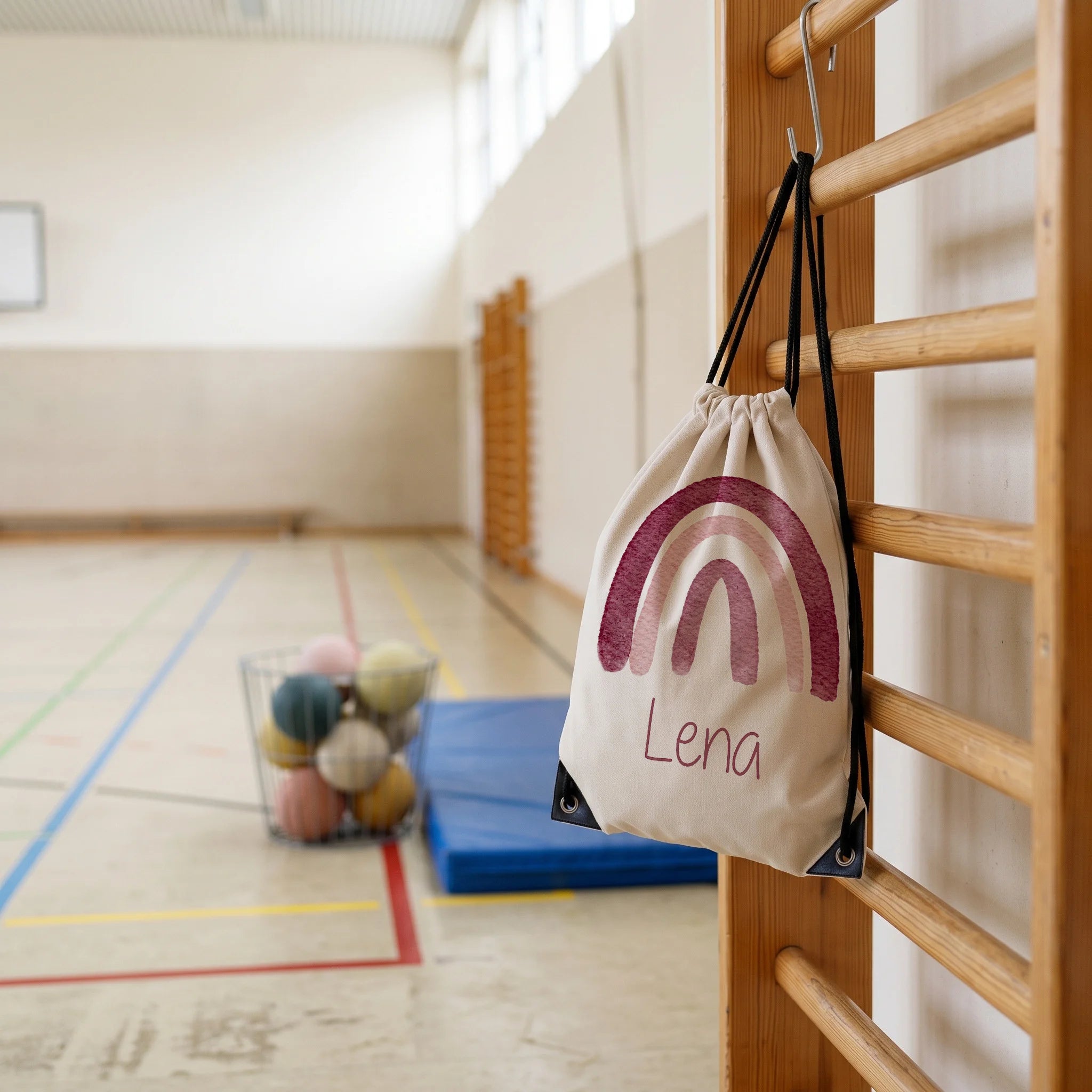 Personalisierter Turnbeutel Regenbogen, im Sportunterricht in der Turnhalle