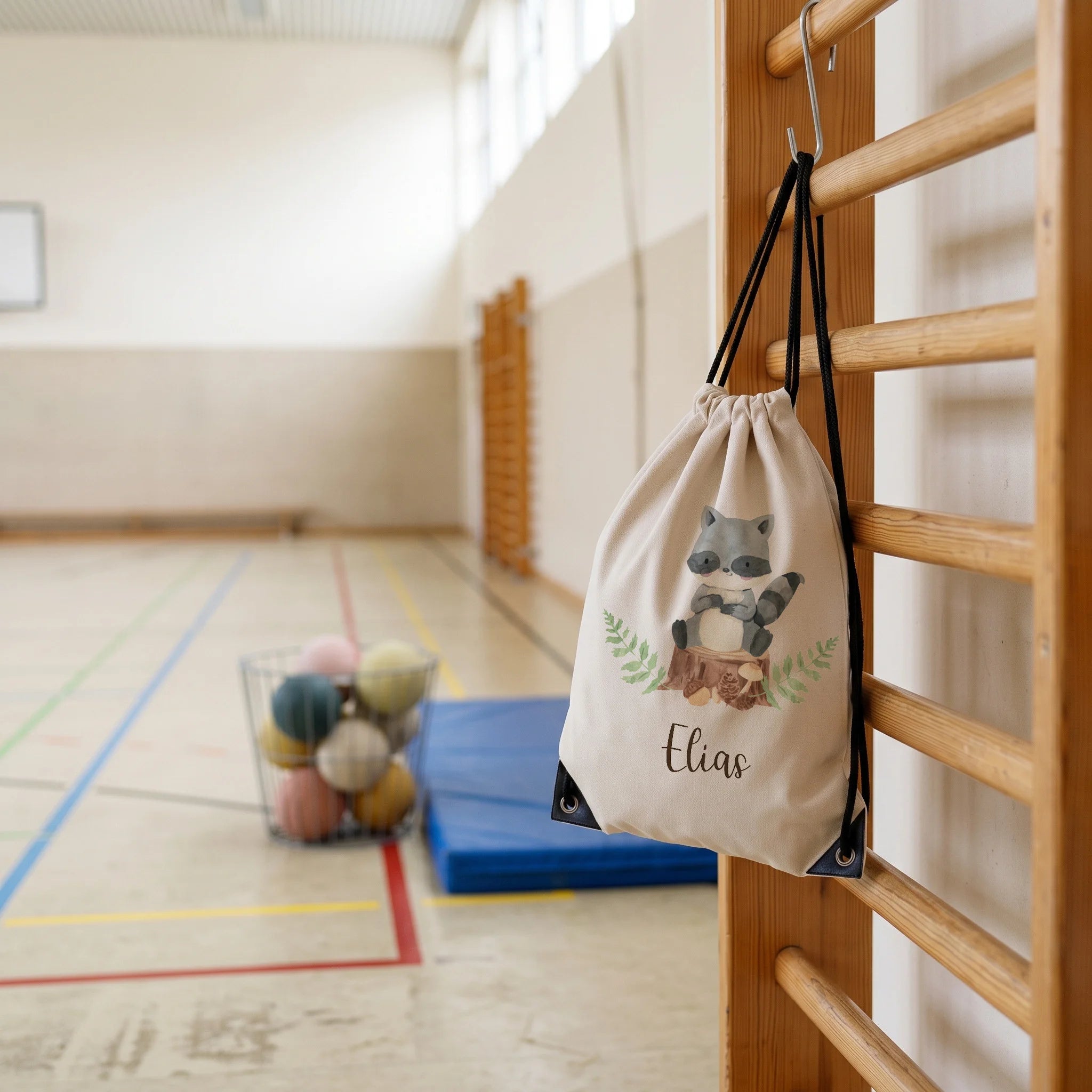 Personalisierter Turnbeutel Waschbär, im Sportunterricht in der Turnhalle