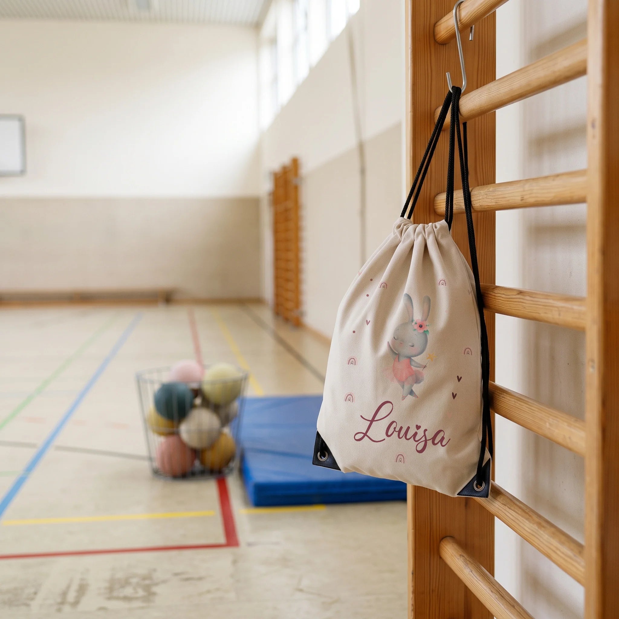 Personalisierter Turnbeutel Zauberhase, im Sportunterricht in der Turnhalle