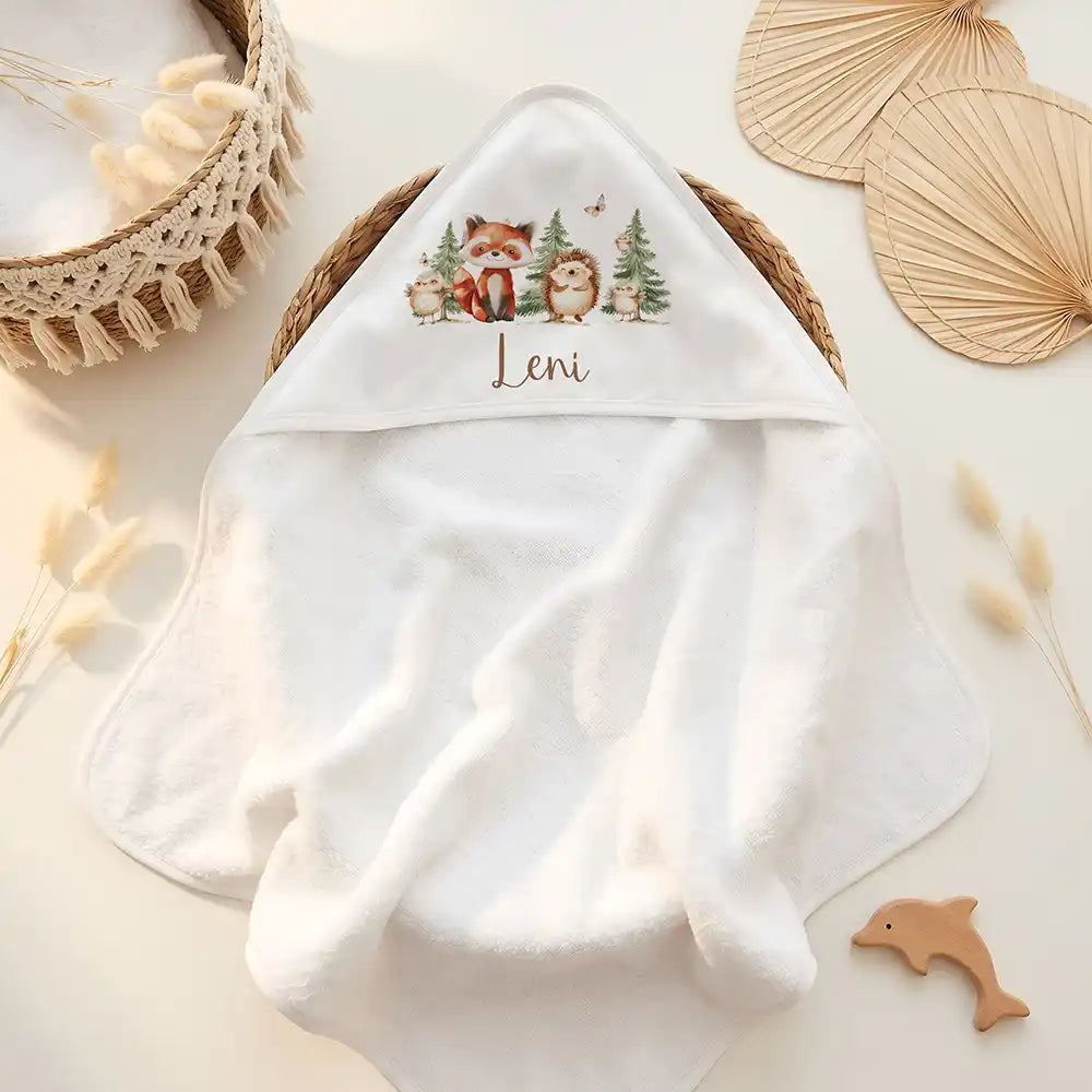 Personalisiertes Kapuzenhandtuch Baby Waldfreunde Tannen – Doppel-Flatlay mit Eukalyptus