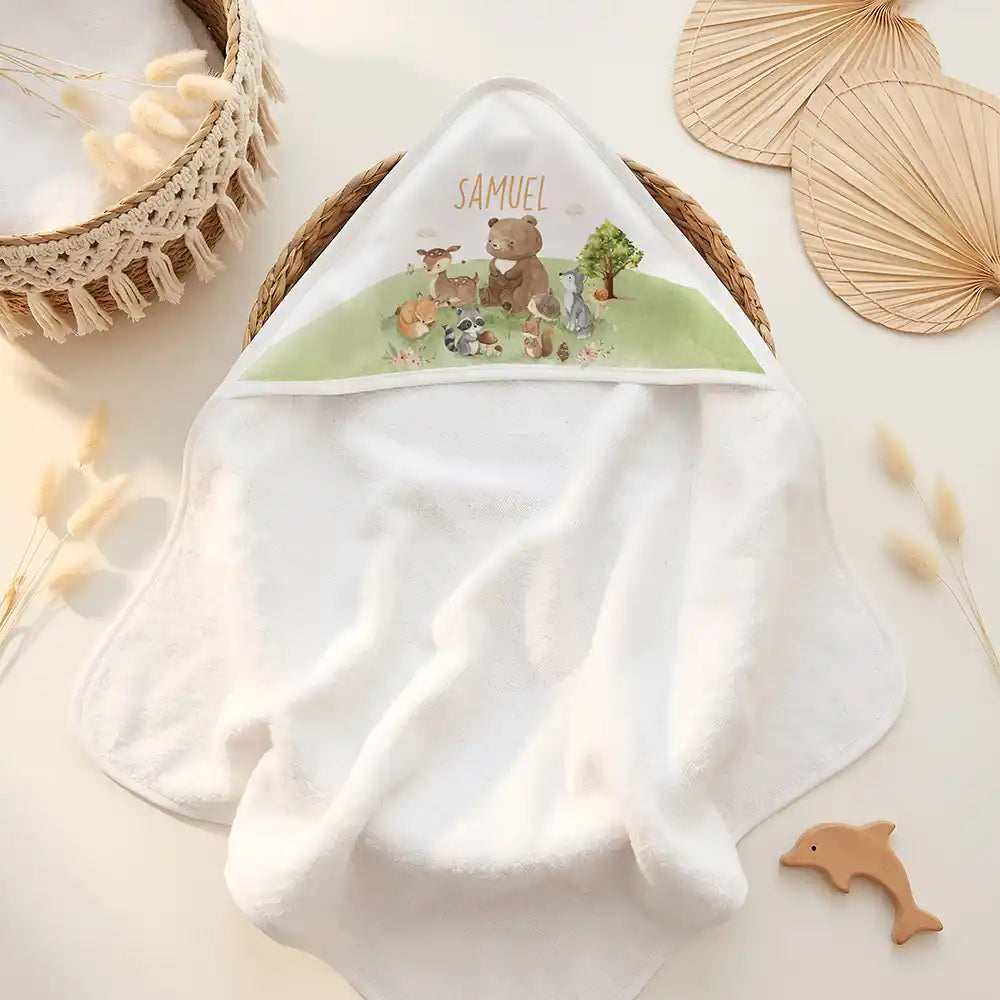Personalisiertes Kapuzenhandtuch Baby Waldparade – Doppel-Flatlay mit Eukalyptus