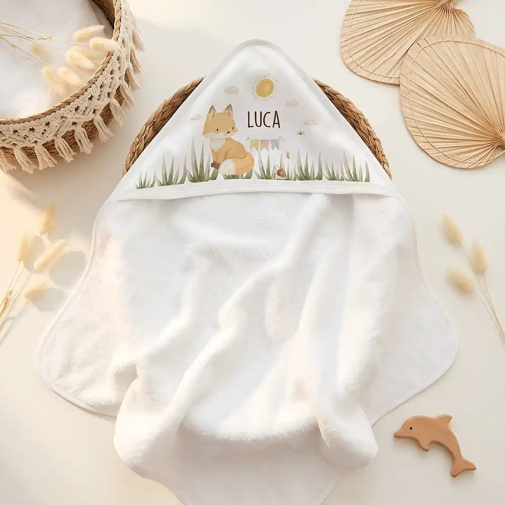 Personalisiertes Kapuzenhandtuch Baby Fuchs Wiese – Doppel-Flatlay mit Eukalyptus