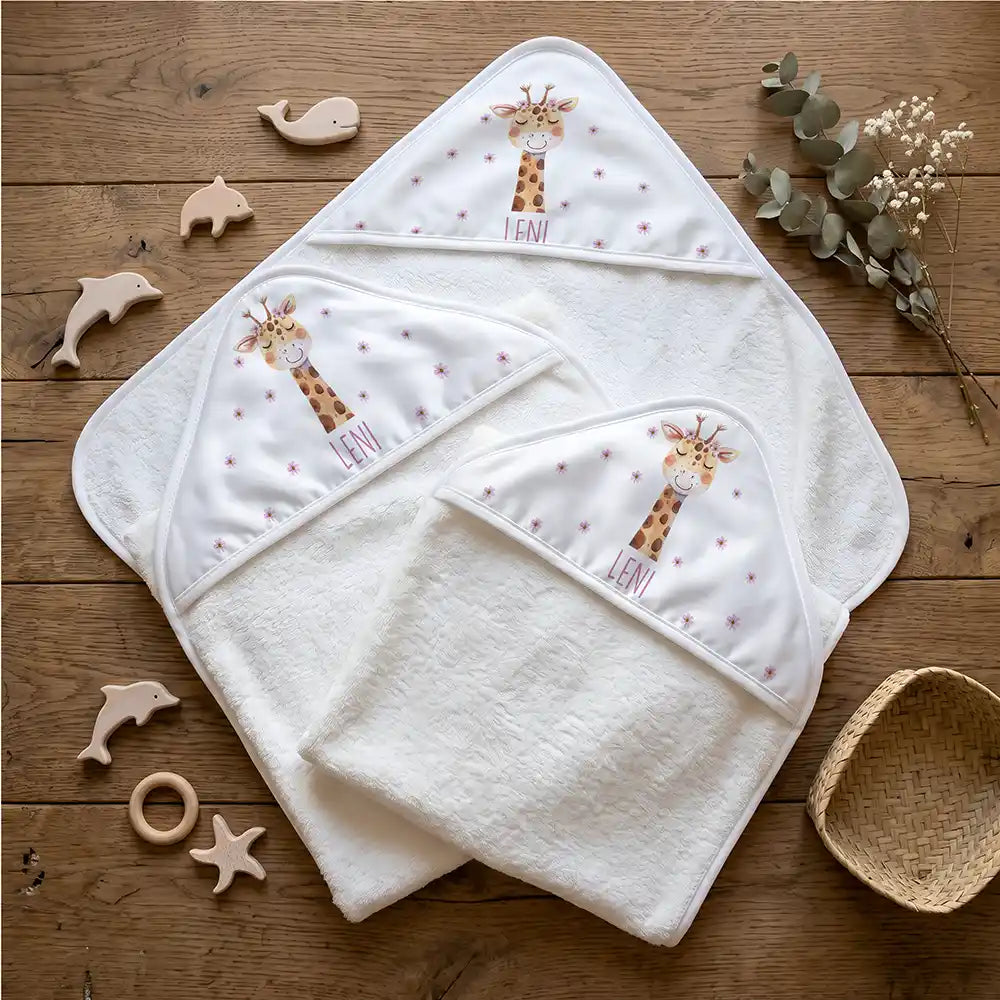 Personalisiertes Kapuzenhandtuch Baby Giraffe Blüten – Flatlay mit Eukalyptus und Beißring