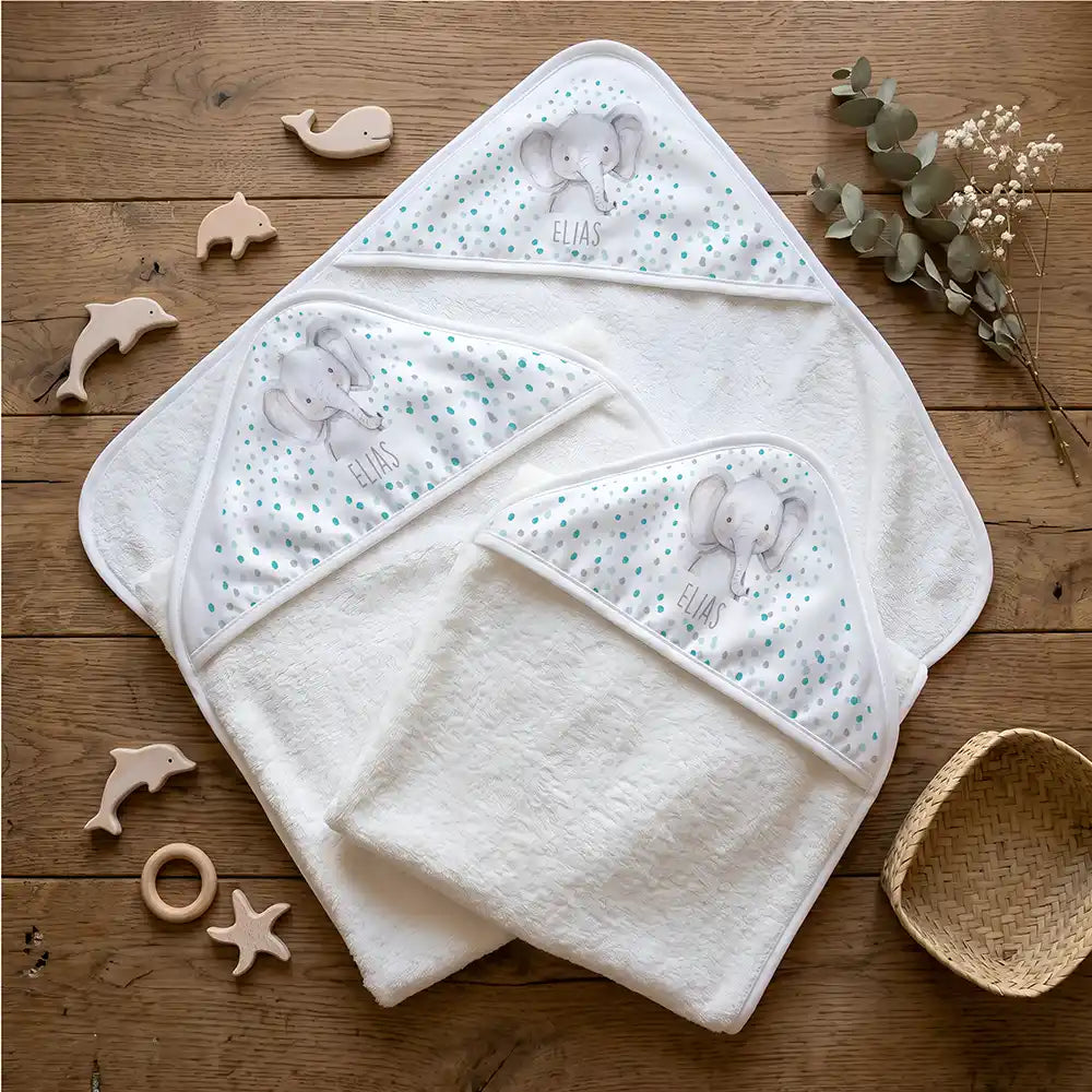 Personalisiertes Kapuzenhandtuch Baby Elefant Konfetti – Flatlay mit Eukalyptus und Beißring