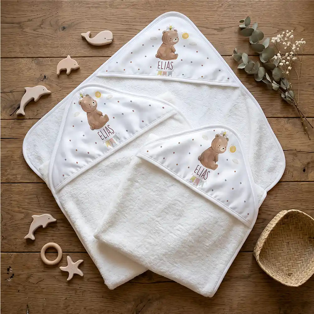 Personalisiertes Kapuzenhandtuch Baby Bär Sonne – Flatlay mit Eukalyptus und Beißring