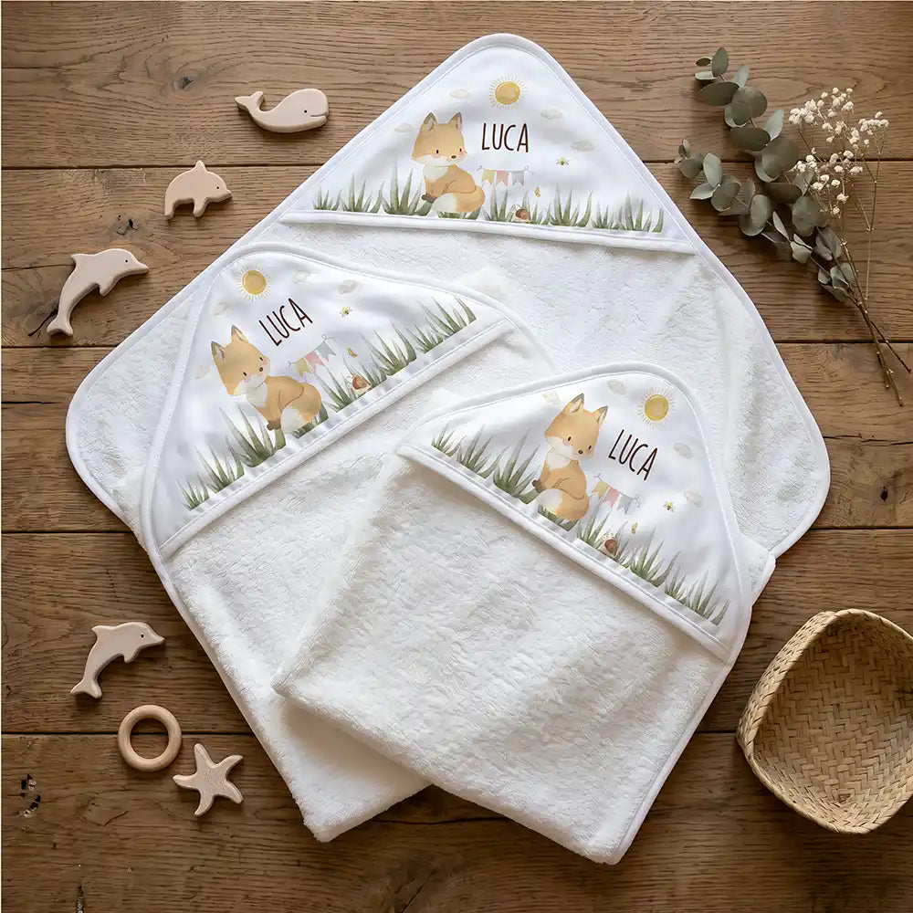 Personalisiertes Kapuzenhandtuch Baby Fuchs Wiese – Flatlay mit Eukalyptus und Beißring