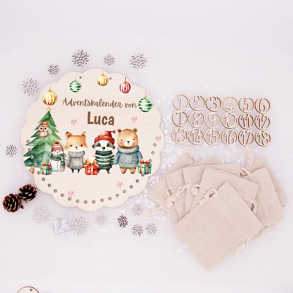 Personalisierter runder Adventskalender Kinder aus Holz  - Waldtiere mit Weihnachtsmützen