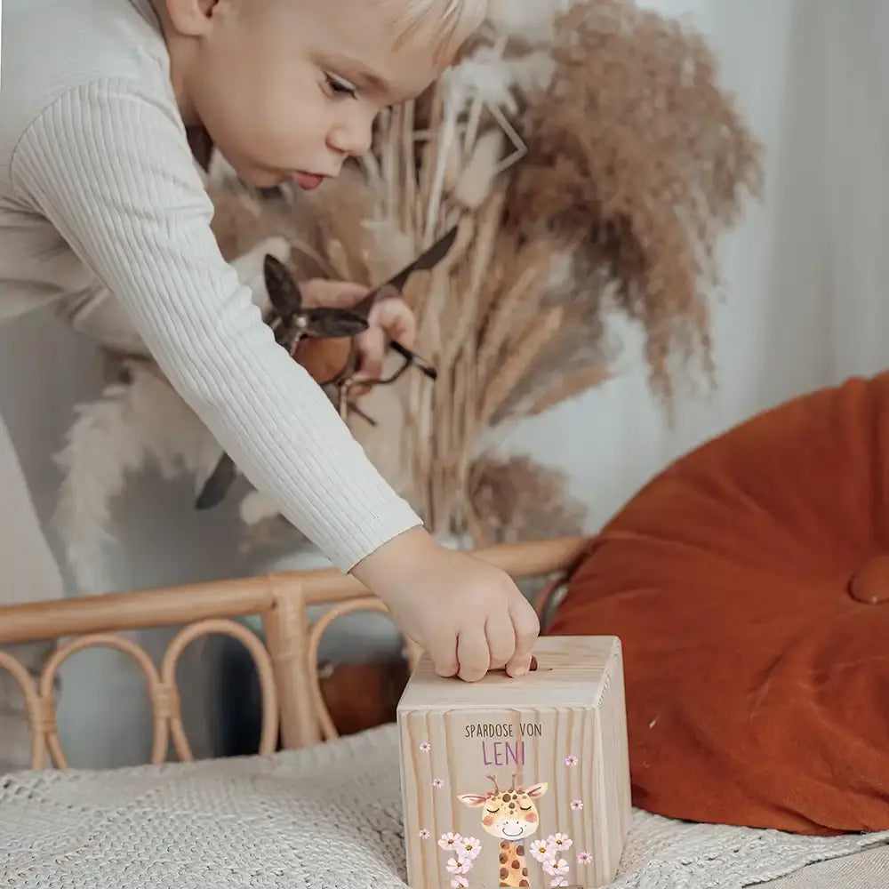 Spardose Kinder, Sparschwein personalisiert bunt - Giraffe mit Blume