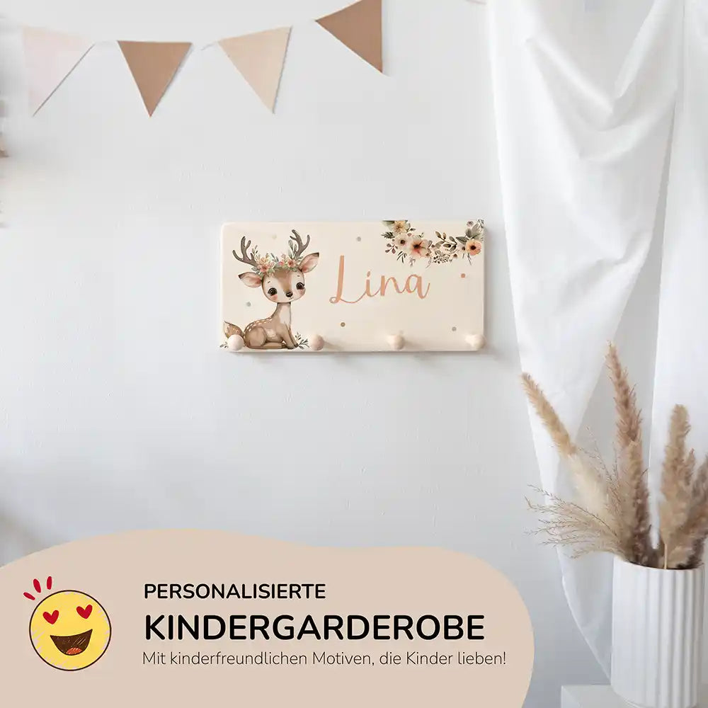 handgefertigte garderobe aus nachhaltigem holz mit reh motiv