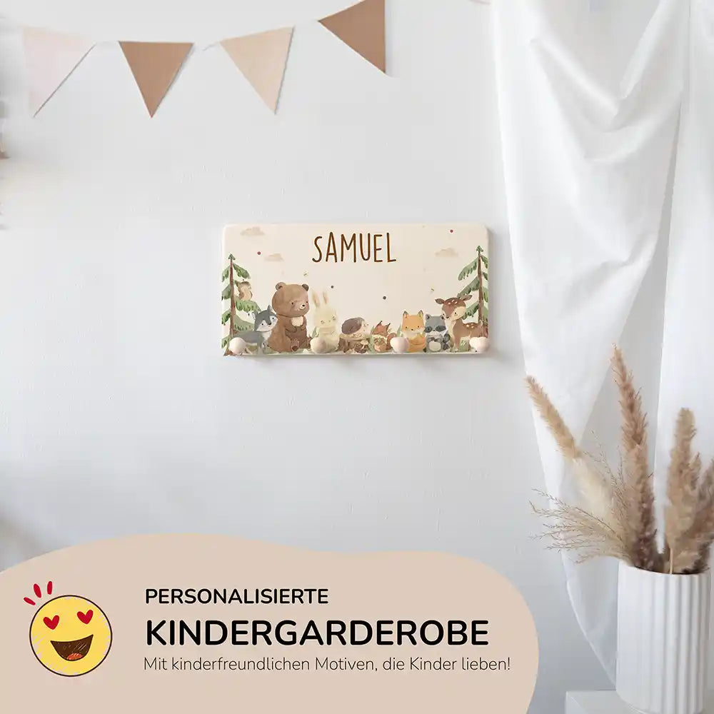 nahaufnahme der personalisierten holzgarderobe mit waldtier design