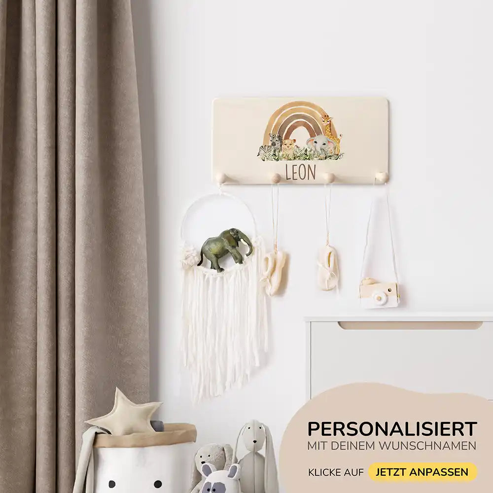 personalisiertes wanddekor für kinderzimmer mit holzgarderobe und rainbow animals