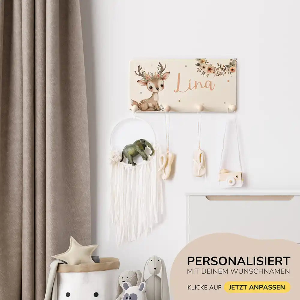 handgefertigte garderobe aus holz personalisiert mit reh motiv